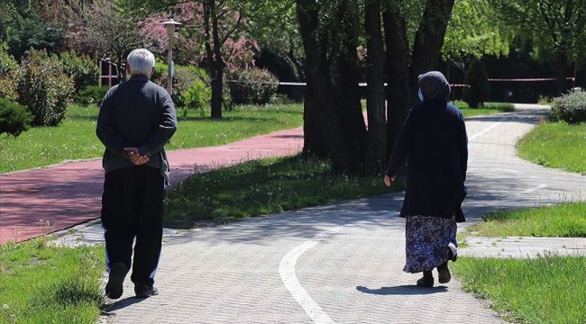 65 yaş ve üstü vatandaşlar 2 ay sonra sokağa çıktı: Bizden uzak durun