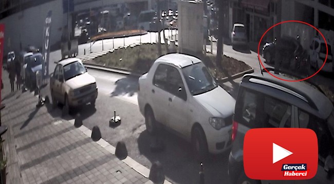 Aracından inen şahsa motosikletin çarptığı anlar kamerada