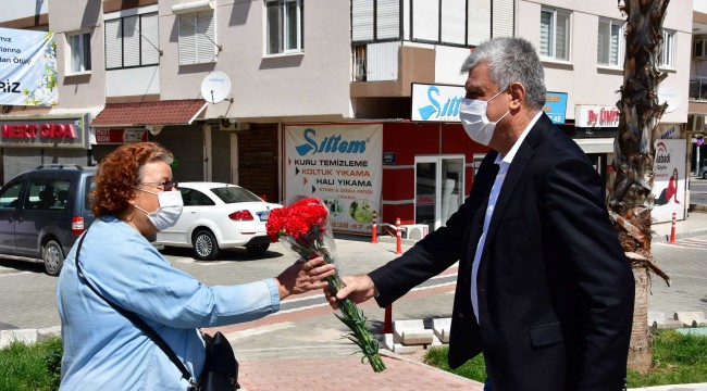 Başkan Engin annelere karanfil dağıttı