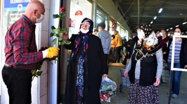 Başkan Karakayalı annelere gül dağıttı