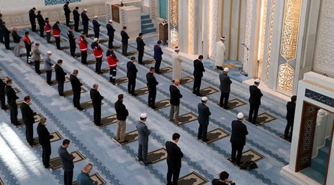 Bayram namazı sadece Ankara'da, kısıtlı sayıda katılımla kılındı