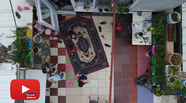 Bayramda evde kalan çocuklar teraslarından uçurtma uçurdu