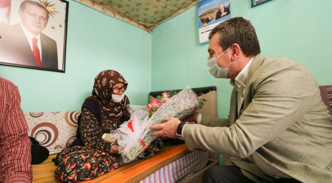 Bergamalı koca çınar Selmiye anneye ve şehit annesi Fatma Yılmaz’a Başkan Koştu’dan ziyaret