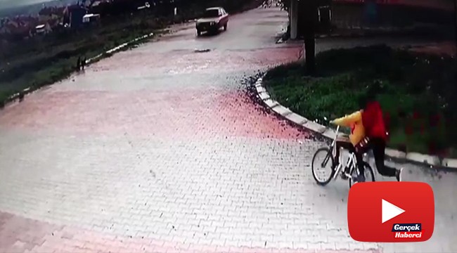 Bisiklet üzerindeki iki genç, otomobilin altında girdi