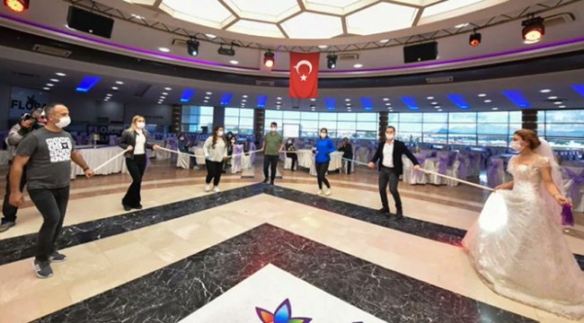 Düğünlere koronavirüs tedbiri: Halaylar sosyal mesafe çubuğuyla çekilecek