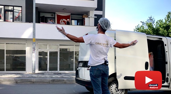 Ekmek dağıtırken insanlara mini konser veren fırıncı konuştu