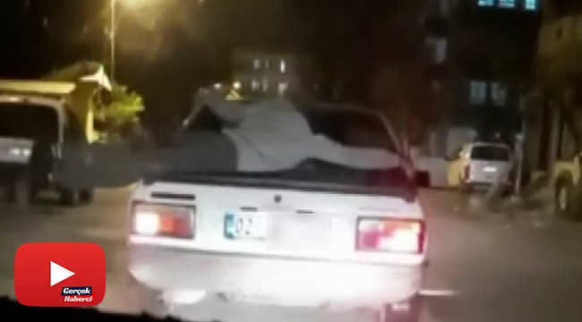 Görenlere pes dedirten otomobil üzerinde yolculuk