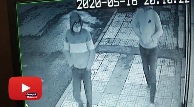 İftar saatinde telefon dükkanına giren hırsızlar güvenlik kamerasına yakalandı