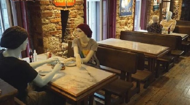 Kafelerde cansız mankenli sosyal mesafe önlemi başlıyor