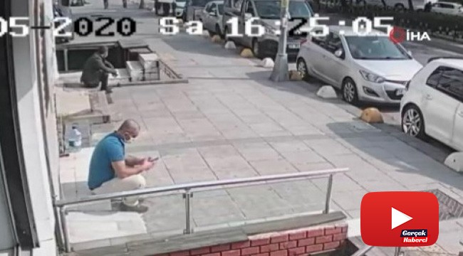 Kaldırımda oturan vatandaşın üzerine beton parçaların düştüğü anlar kamerada