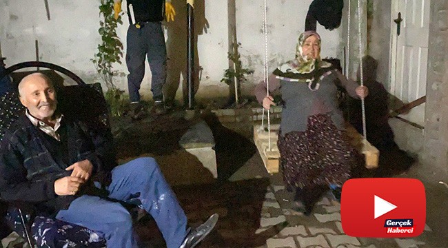 Korona virüs nedeniyle evde kalan yaşlı çiftin salıncaklı türkülü eğlencesi