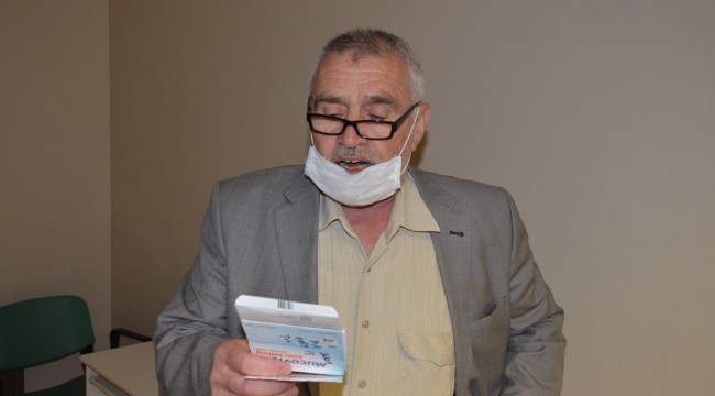 Korona virüsü yendi, sağlıkçılar için şiir ve türkü yazdı