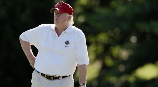 Koronavirüs ABD'yi sarsarken Trump'ın golf oynaması tepki çekti