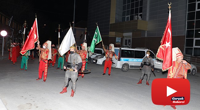 Mehter takımından evde kalan vatandaşlara moral konseri