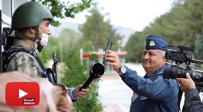 Nöbetteki askere komutanın sürprizi duygulandırdı