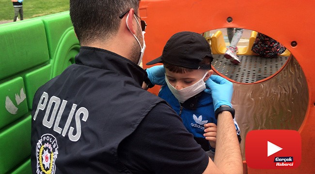 Polis parklardaki çocuklara maske takınca renkli görüntüler oluştu