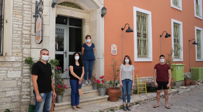 SAĞLIK ÇALIŞANI BİR BUÇUK AY KONUK EDİLDİĞİ OTELDEN EVİNE ALKIŞLARLA UĞURLANDI