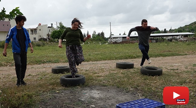 Sokağa çıkamayınca evlerinin bahçesinde Survivor yarışması düzenlediler