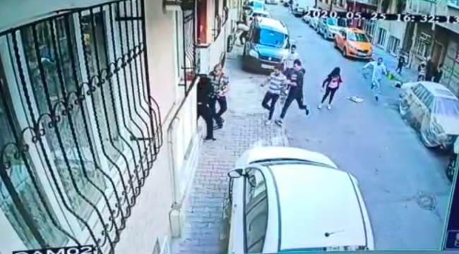 Sokağa ip gererek voleybol oynayan 16 kişi polisi görünce 6 saniyede “yok" oldu