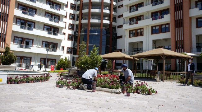 Sosyal Yaşam Kampüsü’ndeki anneler için bahçeye çiçek