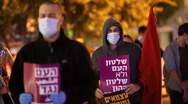 Tel Aviv’de sosyal mesafeli Netanyahu karşıtı gösteri