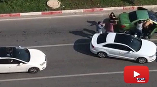 Trafikte tartıştığı kadınları sopayla dövdü