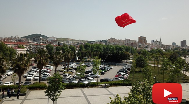 Uzun zaman sonra sokağa çıkan gençlerin dev Türk bayrak motifli uçurtma ile 19 Mayıs kutlaması havadan görüntülendi