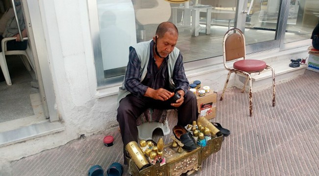 Yediği cezadan 1 ay sonra dışarı çıktı, izni ayakkabı boyayarak geçirdi