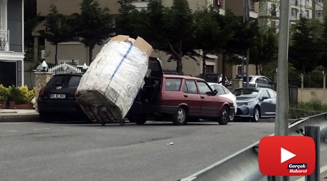 Yokuşu çıkamayan kağıt toplayıcısına otomobili ile yardım etti