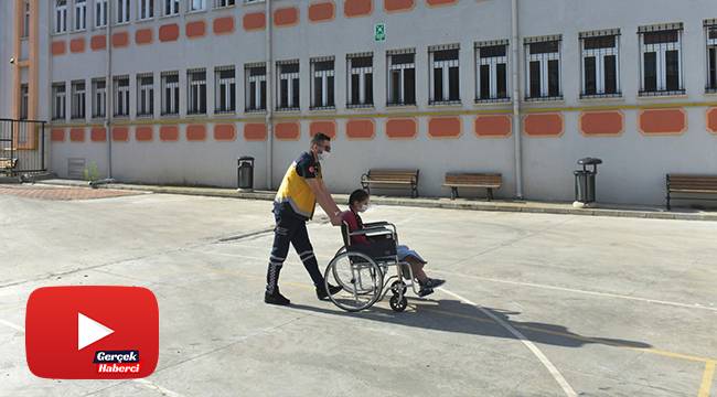 Ameliyat olan öğrenci, hasta nakil aracıyla sınava götürüldü