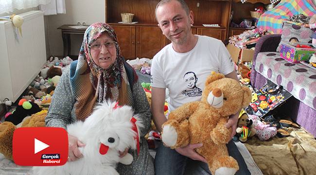 Annesiyle bozuk oyuncakları tamir etti, binlerce çocuğu sevindirdi