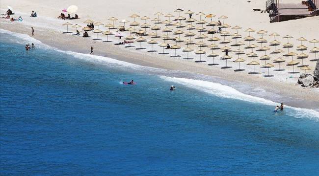 Antalya ve Muğla'da 'sosyal mesafeli' deniz keyfi