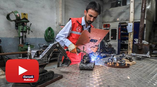 Atık malzemelerden iş makinesi, tank, uçak ve motor maketleri yaptı