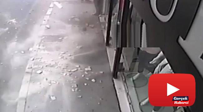 Beton parçalarının altında kalmaktan son anda kurtuldu