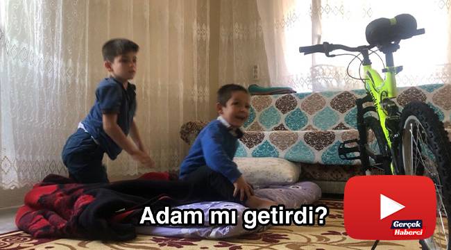 Bisiklet almak için ayakkabı boyuyordu, yapılan sürprizle gözlerine inanamadı