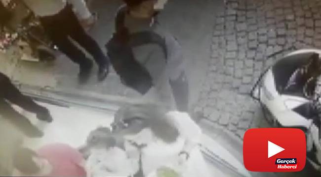 Çocuğuna yemek yediren Annenin telefonunun çalınması kamerada