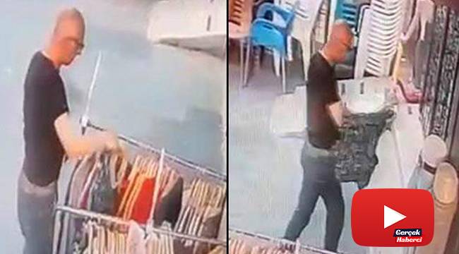 Dükkanın önünde sergilenen tişörtü alıp giydi, hiçbir şey yapmamış gibi yoluna devam etti