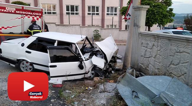 Elektrik direğine çarpan Tofaş otomobil hurda yığınına döndü