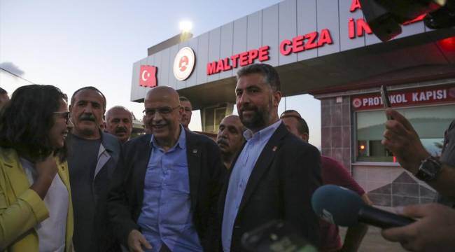 Enis Berberoğlu tahliye edildi