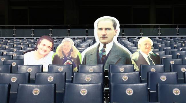 Fenerbahçe, aralarında Atatürk, Can Bartu ve Lefter'in de yer aldığı taraftar kartonetlerini stada yerleştirdi