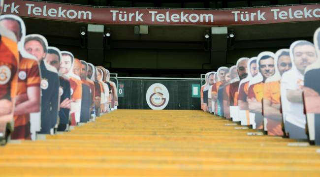 Galatasaray, karton taraftarları tribünlere yerleştirmeye başladı