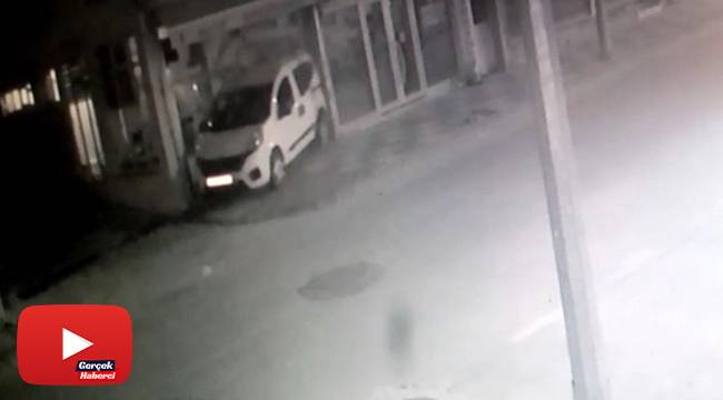 Geri hareket eden araç kahvehaneye girdi