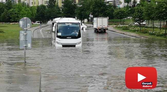 Göle dönen yolda mahsur kalan sürücüyü itfaiye kurtardı