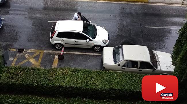 Hem yol ortasına park etti, hem de el frenini çekmeyi unuttu