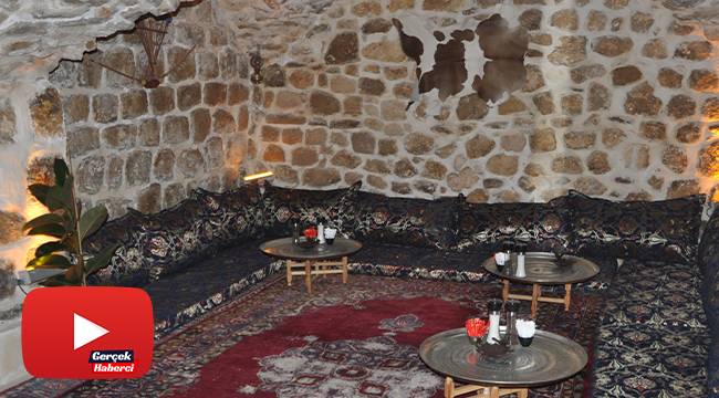 İçinden 17 traktör çöp çıkartılan metruk binaya girenler çıkmak istemiyor