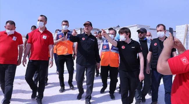 İçişleri Bakanı Soylu İdlib'deki briket evleri inceledi