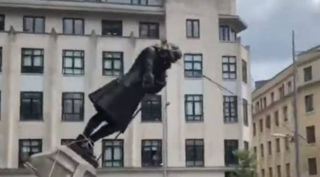 İngiltere’de protestocular köle tüccarının heykelini yıktı