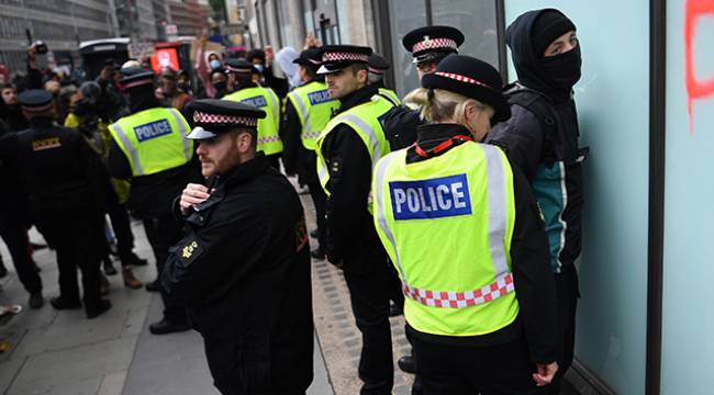 İngiltere'deki protestolarda 14 polis yaralandı