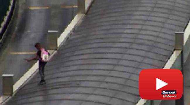 Metrobüs durağında küçük çocuğun tehlikeli oyunu