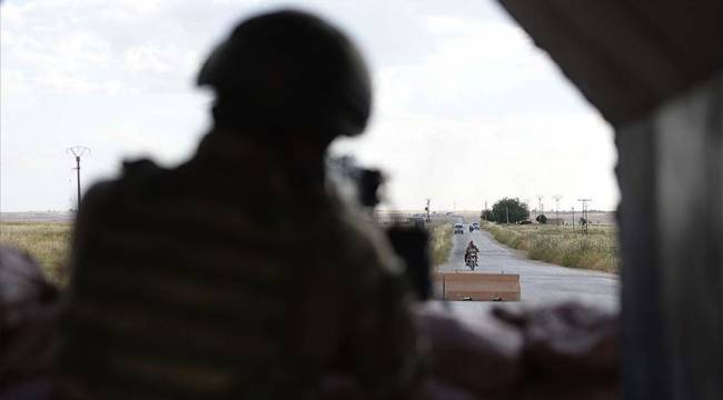 MSB: Tel Abyad'da sivilleri hedef alma hazırlığındaki PKK/YPG'li terörist komandolarımızca yaralı yakalandı